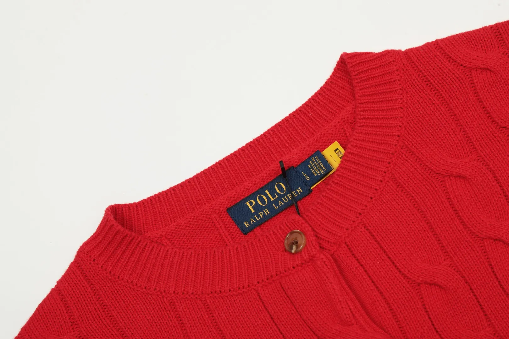 P230 Top quality" Style number: DS006# (not off the shelves all year round) [Ralph Lauren round neck solid color pony embroidery logo twist knitted cardigan] ✅Ralph Lauren Ralph Lauren classic basic versatile knitted cardigan jacket for all seasons ✅Main supplier platform live broadcast Wholesale entity Replacement if out of stock Not off the shelf ✅ZP quality 1:1 version Scan the code to enter the GF website Counter quality ✅Detailed quality The only one in Guangzhou Imported quality cotton yarn Focus on high-end, cost-effective, and good quality. Needless to say, the version is restored to the original version. The maximum size can be worn up to 160 pounds. Loose, comfortable and stress-free. ✅The upper body is simple and easy to match. A must-have for goddess ootd. Good-looking clothes are never picky. Must-have items in goddess wardrobe. Size: S- Navy blue white label Navy blue red label
